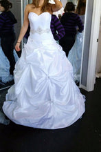 Load image into Gallery viewer, Wedding Dresses Sweetheart Taffeta With Ruffles And Beads Chapel Train