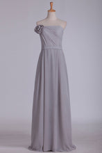 Load image into Gallery viewer, Sheath Bridesmaid Dresses Strapless Chiffon With Handmade Flower