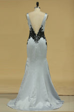 Load image into Gallery viewer, Open Back Bateau Evening Dresses With Applique Satin Floor Length